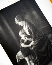 Lataa kuva Galleria-katseluun, Rusettikoristeinen antiikkitaulu äiti ja lapsi, Pariisi
