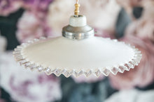 Lataa kuva Galleria-katseluun, Vintage lampunvarjostin maitolasilla, Aix-en-Provence

