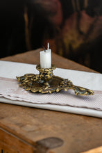 Lataa kuva Galleria-katseluun, Matala messinkinen kynttilänjalka rivalla, Aix-en-Provence
