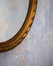 Lataa kuva Galleria-katseluun, Pienempi antiikkipeili rusettikoristeilla, Pariisi
